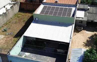 Imagem: A casa possui 4 Dormitórios, 2 Banheiros, 5 Vagas na garagem