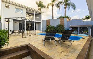 Imagem: A casa possui 4 Dormitórios, 3 Banheiros, 2 Vagas na garagem