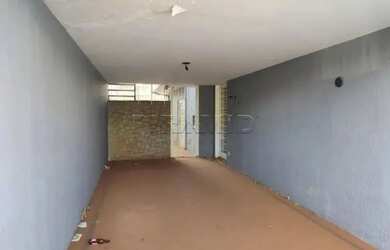 Imagem: A casa possui 4 Dormitórios, 3 Banheiros, 3 Vagas na garagem