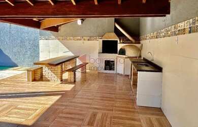 Imagem: A casa possui 3 Dormitórios, 3 Banheiros, 4 Vagas na garagem