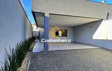 Imagem: A casa possui 3 Dormitórios, 2 Banheiros, 4 Vagas na garagem