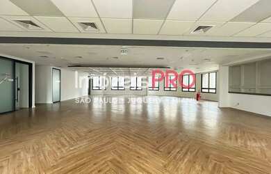 Imagem 3: Conjunto comercial com 375m², 8 vagas e muito bem localizado no miolo...