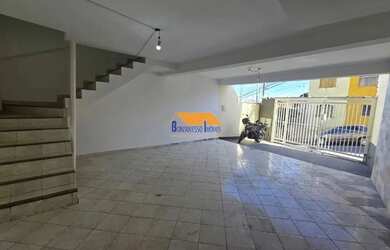 Imagem: A casa possui 4 Dormitórios, 3 Banheiros, 4 Vagas na garagem