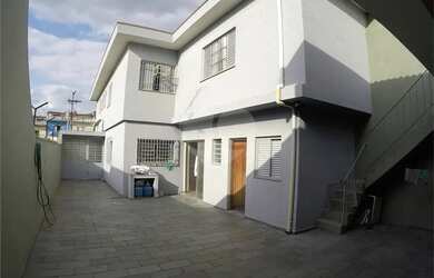 Imagem: A casa possui 4 Dormitórios, 4 Banheiros, 4 Vagas na garagem