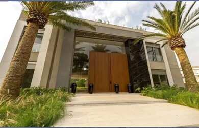 Imagem: A casa possui 5 Dormitórios, 5 Banheiros, 5 Vagas na garagem