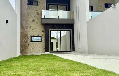 Imagem: A casa possui 3 Dormitórios, 3 Banheiros, 2 Vagas na garagem