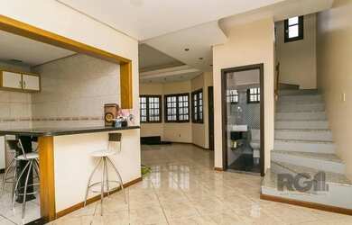 Imagem: A casa possui 3 Dormitórios, 3 Banheiros, 2 Vagas na garagem