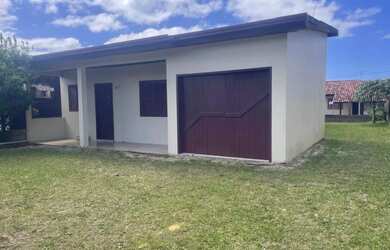 Imagem: A casa possui 3 Dormitórios, 2 Banheiros, 1 Vaga na garagem