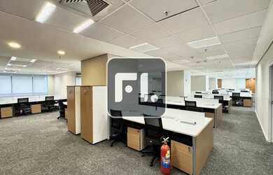 Imagem: O depósito possui 5 Vagas na garagem e 586m² de Área e está