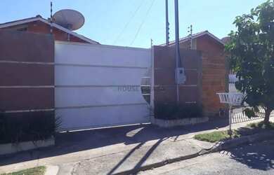 Imagem: A casa possui 2 Dormitórios, 1 Banheiro, 2 Vagas na garagem