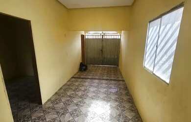 Imagem: A casa possui 3 Dormitórios, 2 Banheiros e 1 Vaga na garagem