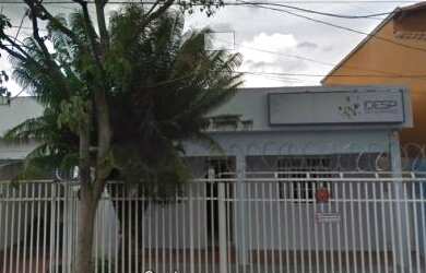 Imagem: A casa possui 3 Dormitórios, 1 Banheiro, 2 Vagas na garagem