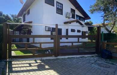 Imagem: A casa possui 4 Dormitórios, Acomodam 10 pessoas, 4 Vagas na