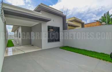 Imagem: A casa possui 3 Dormitórios, 3 Banheiros, 2 Vagas na garagem