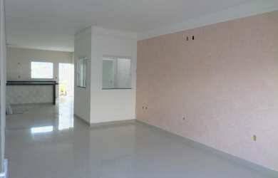 Imagem: A casa possui 3 Dormitórios, 2 Banheiros, 2 Vagas na garagem