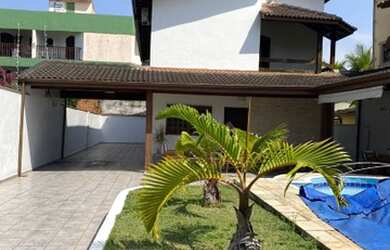 Imagem: A casa possui 4 Dormitórios, 5 Banheiros, 5 Vagas na garagem