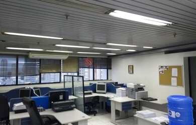 Imagem: O depósito à venda possui 4 Vagas na garagem e 190m² de Área