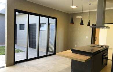 Imagem: A casa em condomínio possui 3 Dormitórios, 3 Banheiros, 2