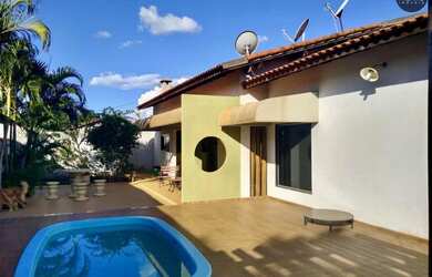 Imagem: A casa possui 3 Dormitórios, 4 Banheiros, 305m² de Área