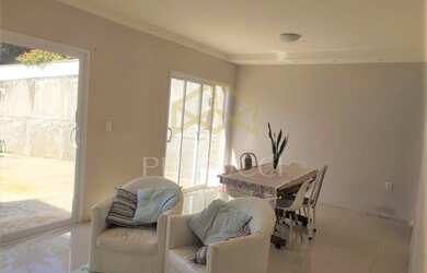 Imagem: A casa possui 3 Dormitórios, 2 Banheiros, 5 Vagas na garagem