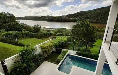 Imagem: A casa possui 3 Dormitórios, 3 Banheiros, 4 Vagas na garagem