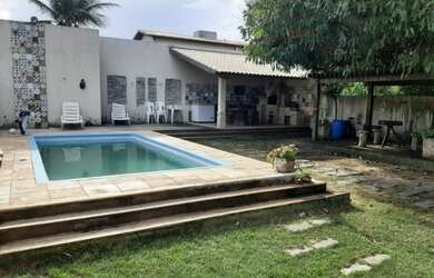 Imagem: A casa possui 4 Dormitórios, 4 Banheiros, 4 Vagas na garagem