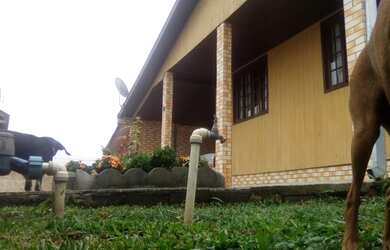 Imagem: A casa possui 3 Dormitórios, 2 Banheiros, 2 Vagas na garagem