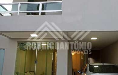 Imagem: A casa possui 3 Dormitórios, 3 Banheiros, 3 Vagas na garagem