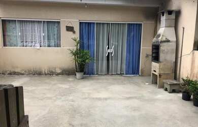 Imagem: A casa possui 2 Dormitórios, 1 Banheiro, 2 Vagas na garagem