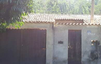 Imagem: A casa possui 2 Dormitórios, 1 Banheiro, 2 Vagas na garagem