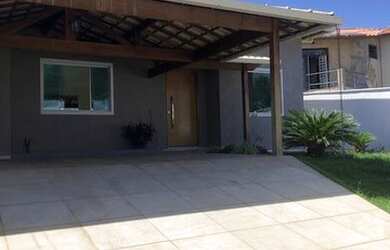 Imagem: A casa possui 3 Dormitórios, 3 Banheiros, 4 Vagas na garagem