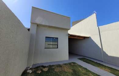 Imagem: A casa possui 3 Dormitórios, 2 Banheiros, 2 Vagas na garagem