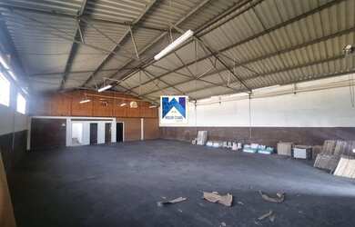 Imagem: O depósito possui 5 Vagas na garagem e 400m² de Área e está