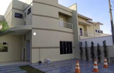 Imagem: A casa em condomínio possui 4 Dormitórios, 5 Banheiros, 2