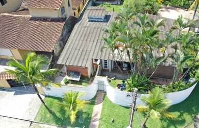 Imagem: A casa possui 3 Dormitórios, 3 Banheiros, 5 Vagas na garagem