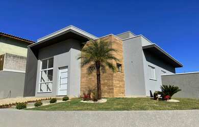 Imagem: A casa em condomínio possui 3 Dormitórios, 2 Banheiros, 2