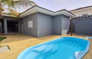 Imagem: A casa possui 3 Dormitórios, 5 Banheiros, 2 Vagas na garagem