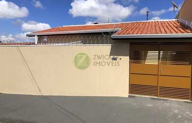 Imagem: A casa possui 3 Dormitórios, 2 Banheiros, 2 Vagas na garagem