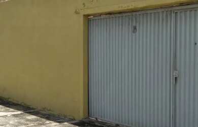 Imagem: A casa possui 2 Dormitórios, 1 Banheiro, 2 Vagas na garagem