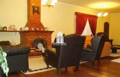 Imagem: A casa possui 5 Dormitórios, 4 Banheiros, 5 Vagas na garagem