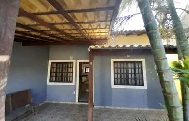 Imagem: A casa possui 2 Dormitórios, 2 Banheiros, 2 Vagas na garagem