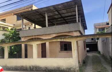 Imagem: A casa possui 3 Dormitórios, 2 Banheiros, 5 Vagas na garagem