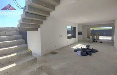 Imagem: A casa em condomínio possui 4 Dormitórios, 5 Banheiros, 2