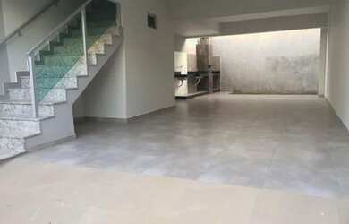 Imagem: A casa possui 3 Dormitórios, 2 Banheiros, 3 Vagas na garagem