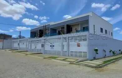 Imagem: A casa possui 4 Dormitórios, 5 Banheiros, 2 Vagas na garagem