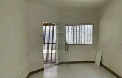 Imagem: A casa possui 3 Dormitórios, 1 Banheiro, 1 Vaga na garagem