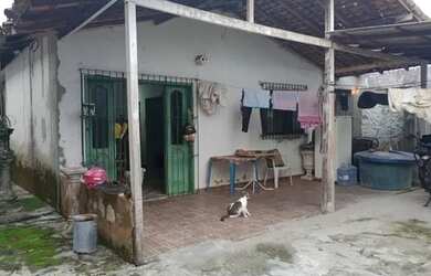 Imagem: A casa possui 3 Dormitórios, 1 Banheiro, 2 Vagas na garagem