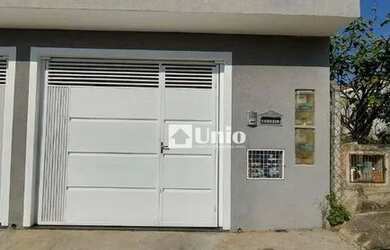 Imagem: A casa possui 2 Dormitórios, 1 Banheiro, 2 Vagas na garagem