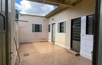 Imagem: A casa possui 2 Dormitórios, 1 Banheiro, 80m² de Área e está