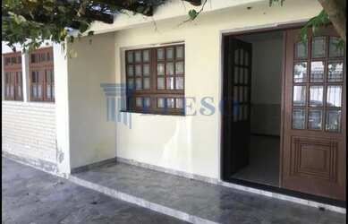 Imagem: A casa possui 3 Dormitórios, 2 Banheiros, 1 Vaga na garagem